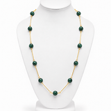 Colar longo de esferas verde escuro com acabamento dourado e fecho discreto