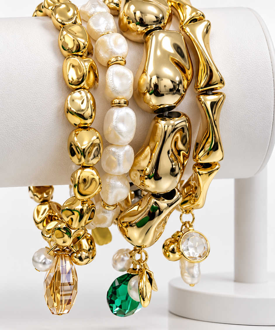 Pulseira dourada com pérolas, contas e pingentes de pedra verde e cristal.