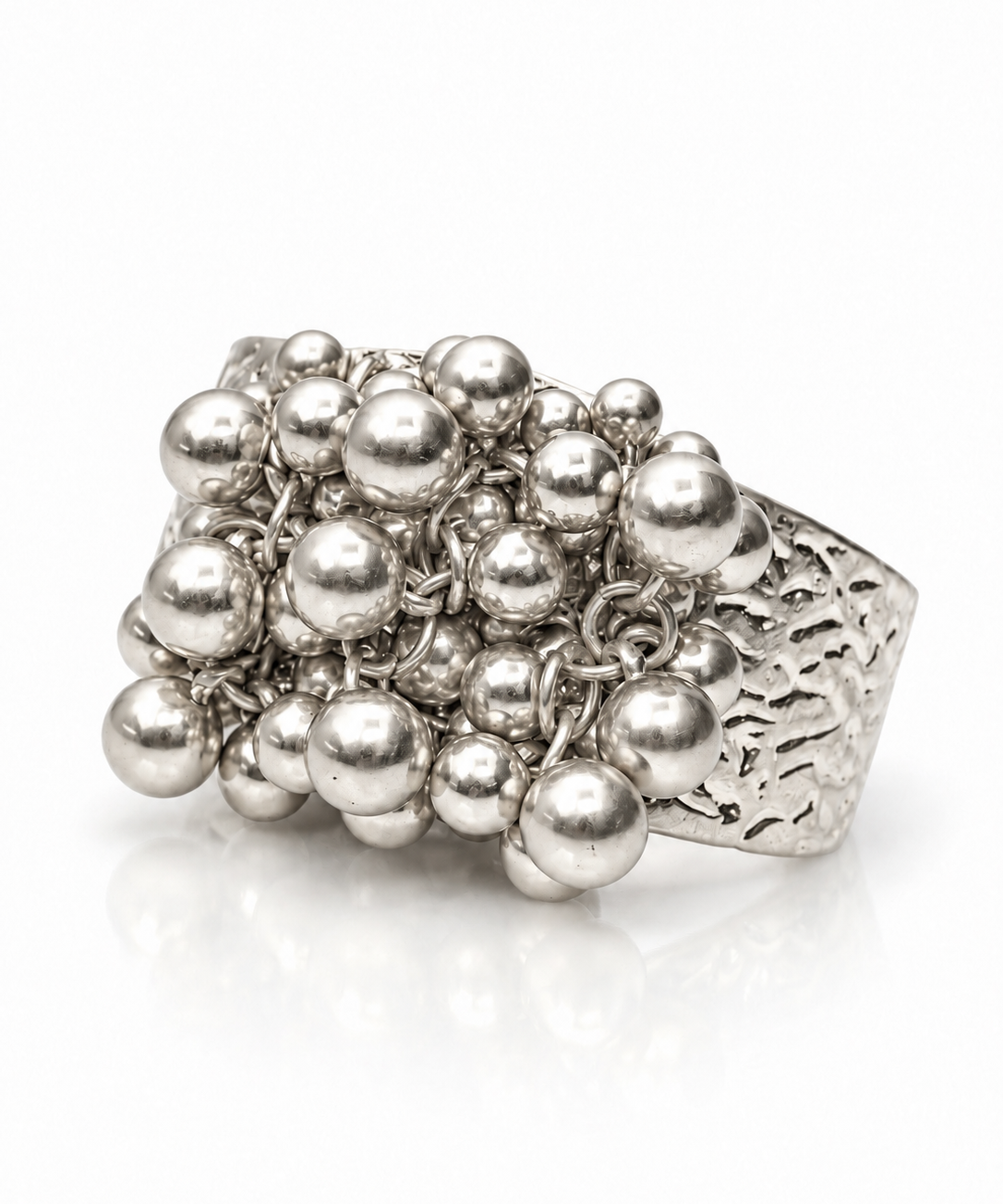 Pulseira Valina prateada com contas esféricas e placa texturizada