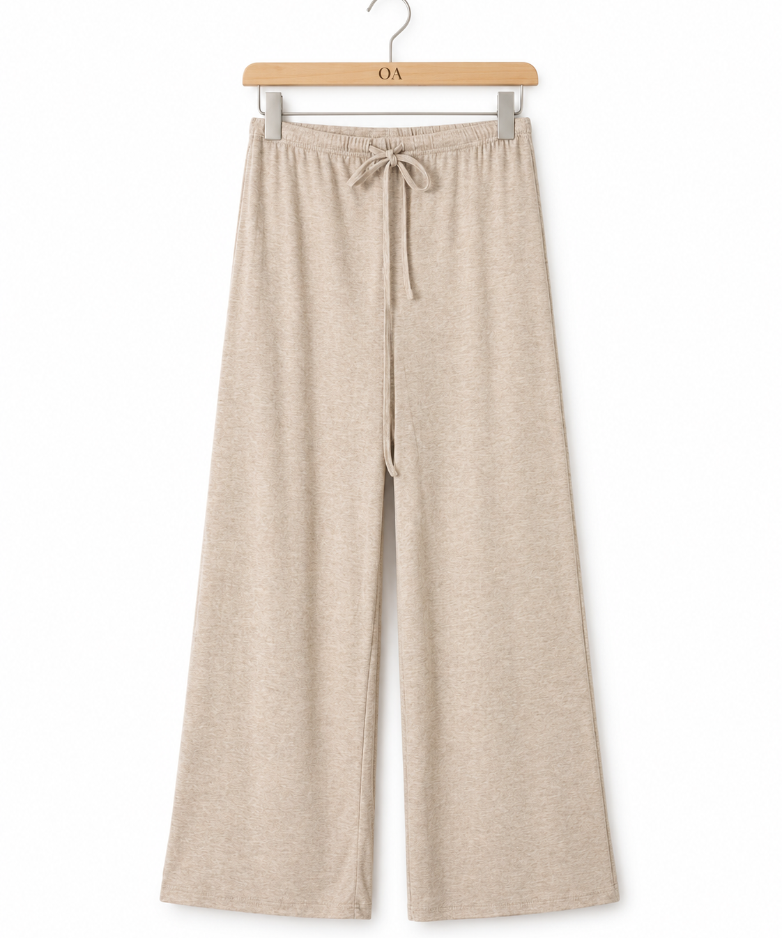 Calça bege clara com cós elástico e cordão, modelagem pantalona larga.