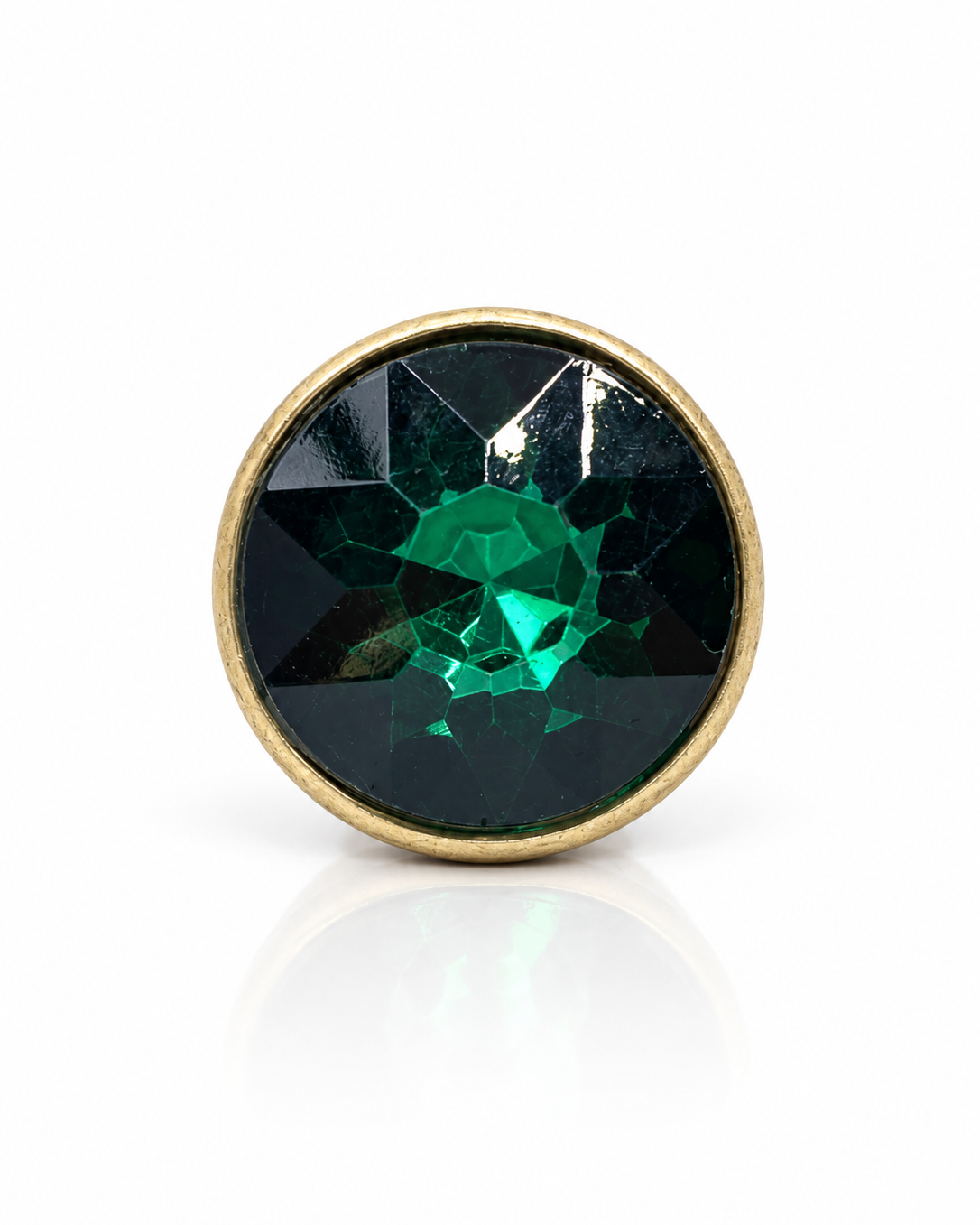 Anel dourado com pedra redonda escura e brilho facetado verde