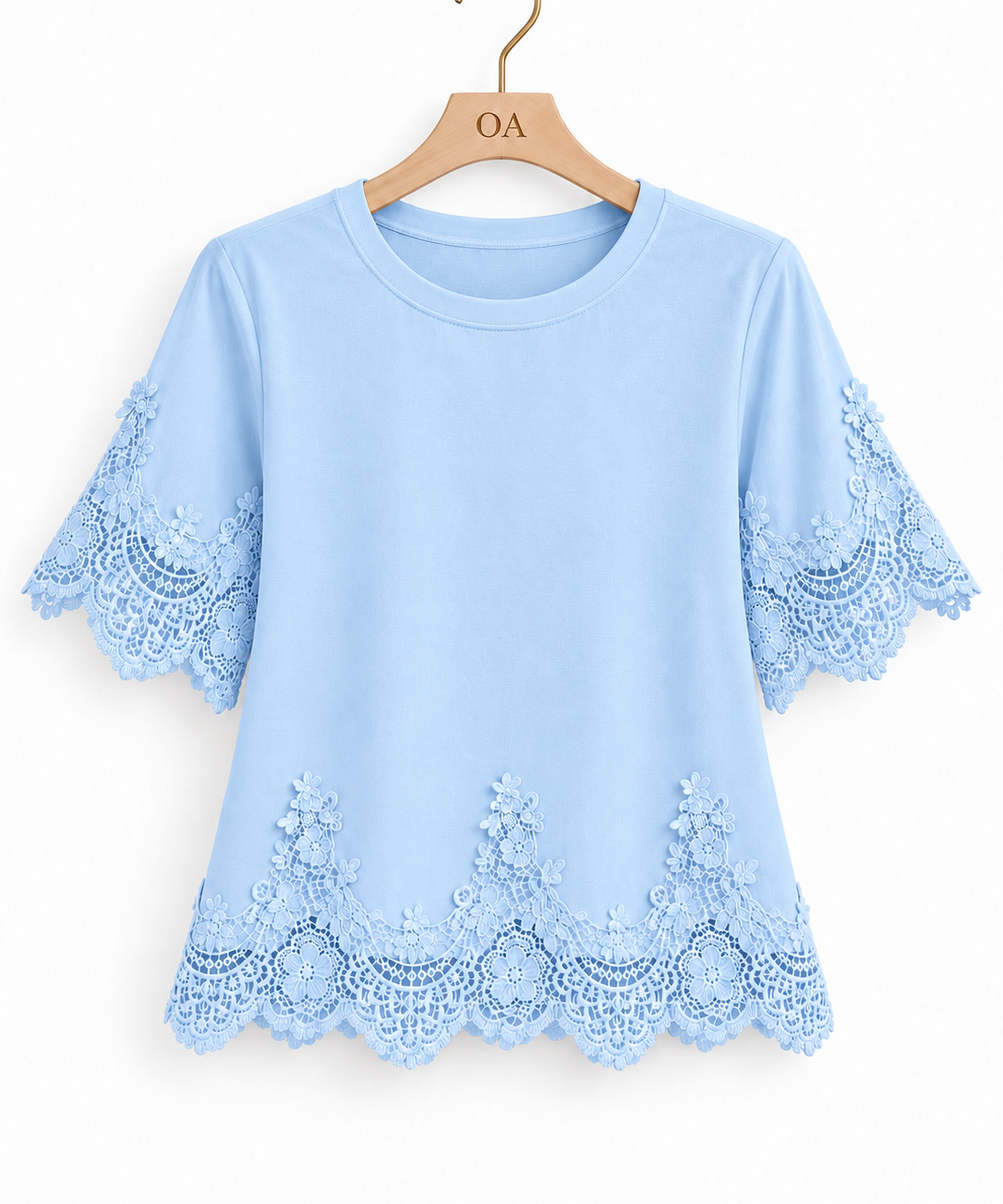 Camiseta azul clara com renda nas mangas e na barra