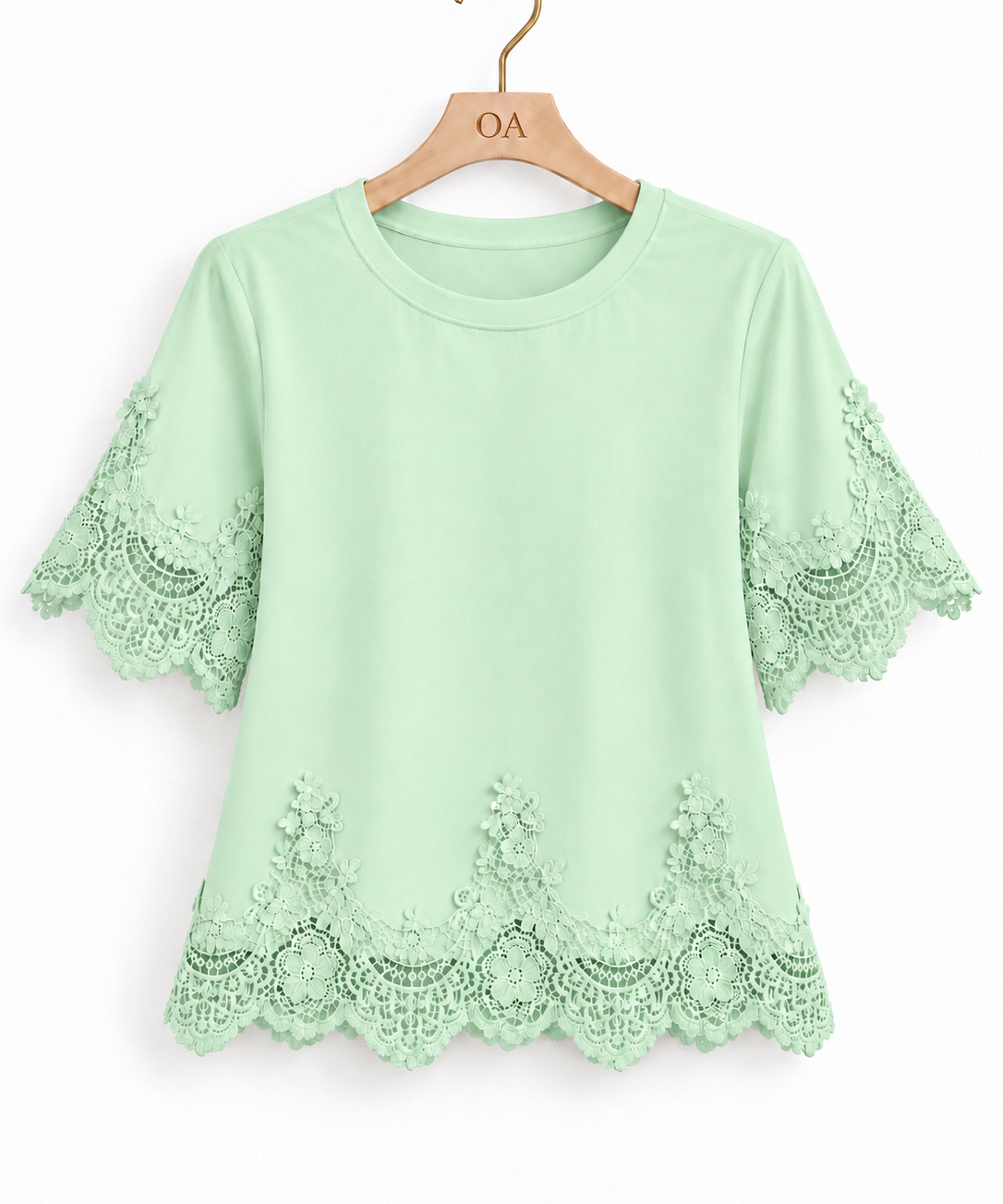 Camiseta verde clara com renda nas mangas e na barra