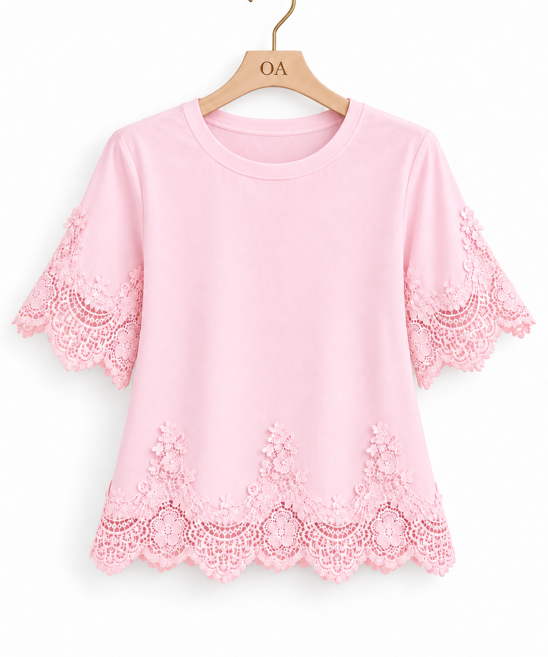 Camiseta rosa clara com renda nas mangas e na barra