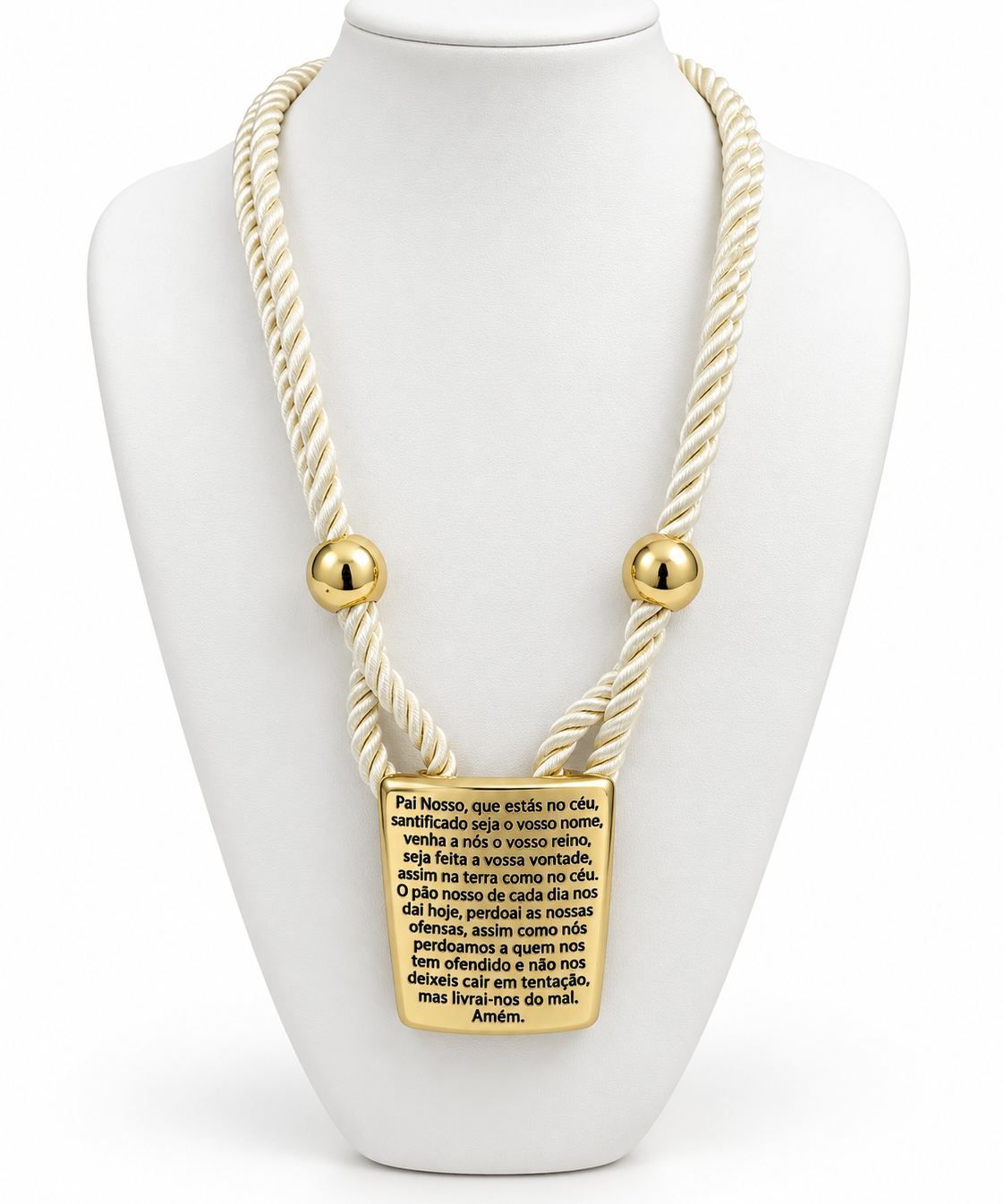 Colar de cordão trançado com pingente dourado “Pai Nosso” e miçangas esféricas