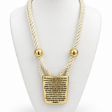Colar de cordão trançado com pingente dourado “Pai Nosso” e miçangas esféricas