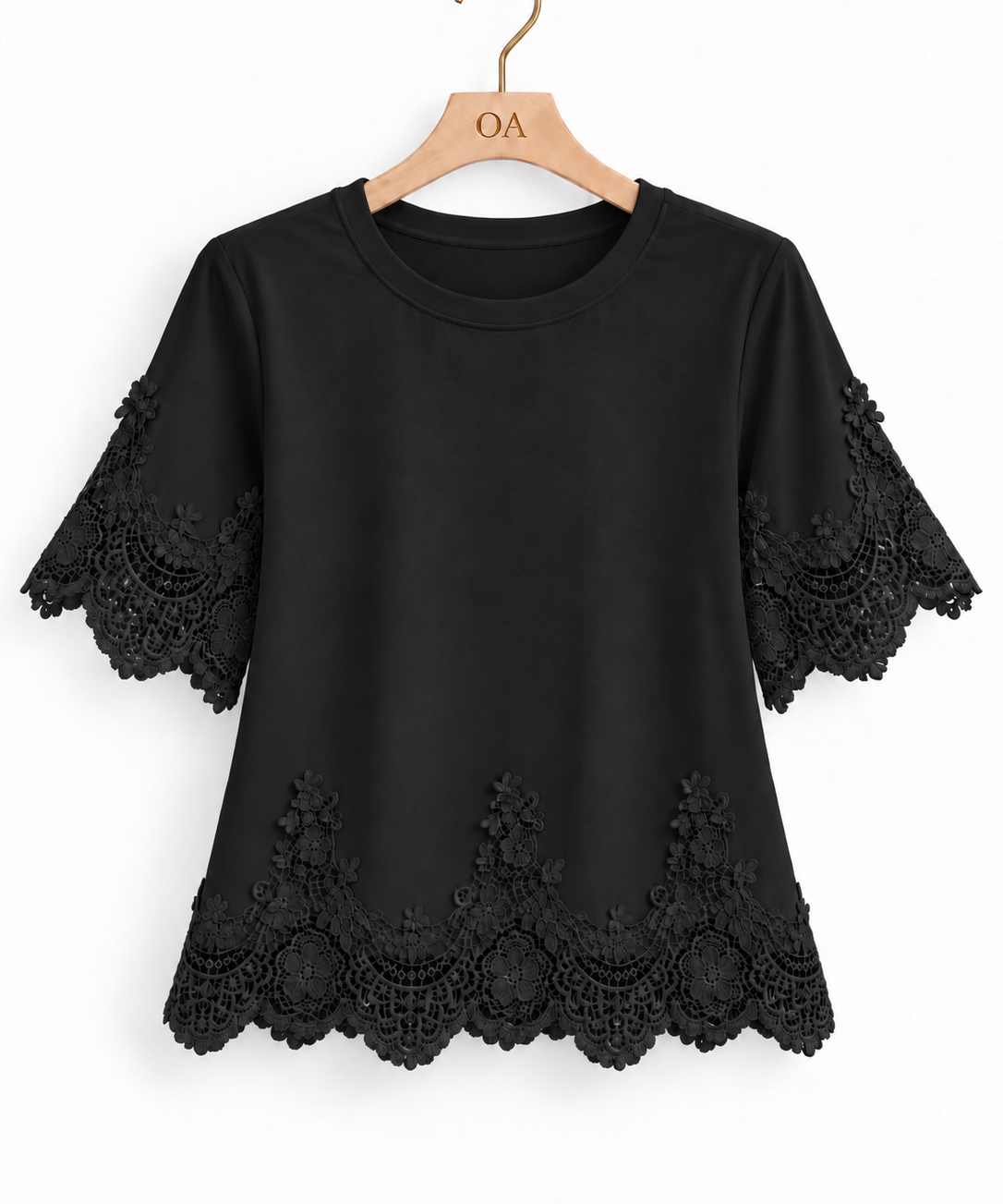 Camiseta preta com renda nas mangas e na barra