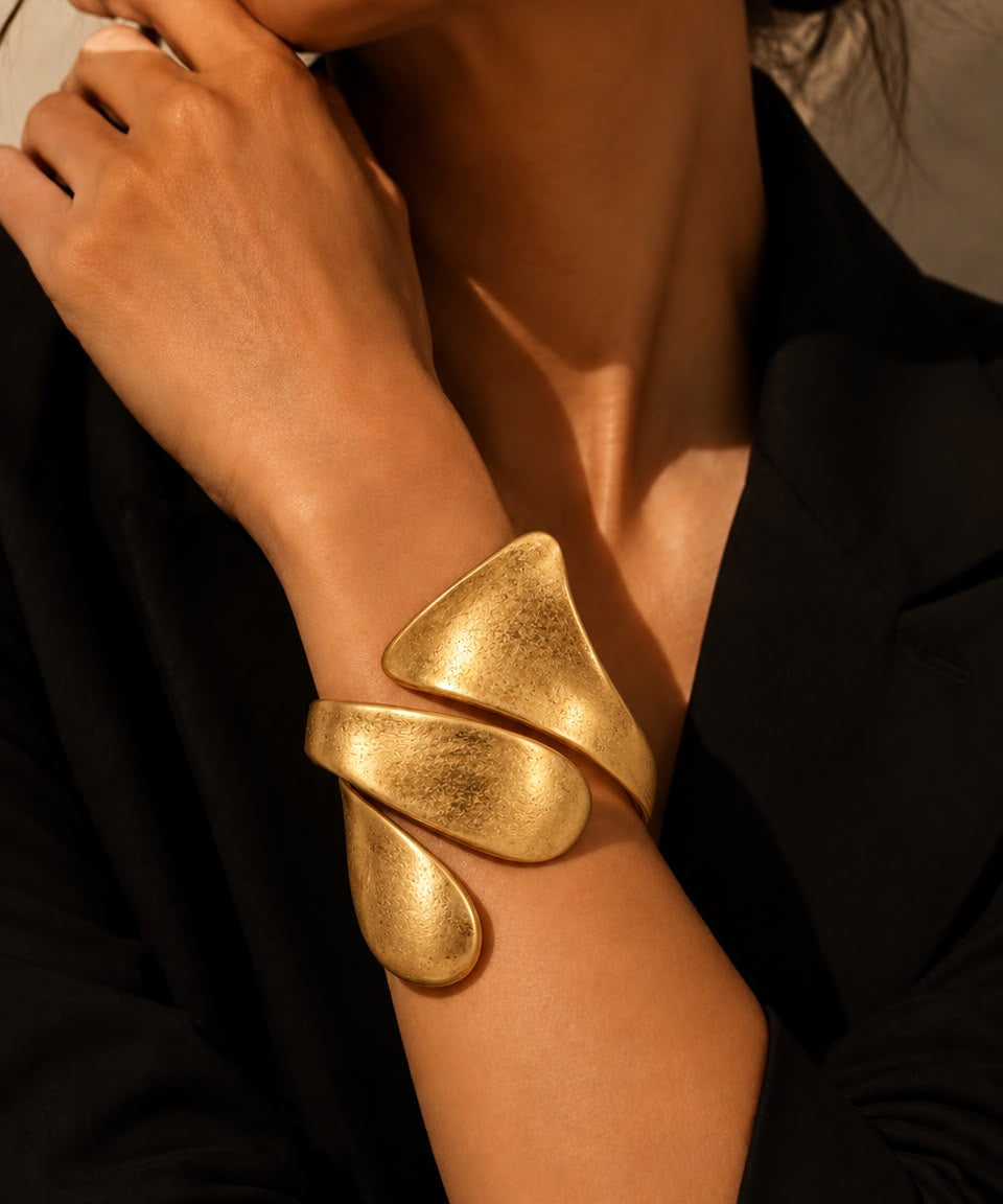 Bracelete Angra dourado em elos arredondados, pulseira aberta