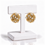 Brinco dourado com esfera de pérolas e pedras transparentes, formato circular