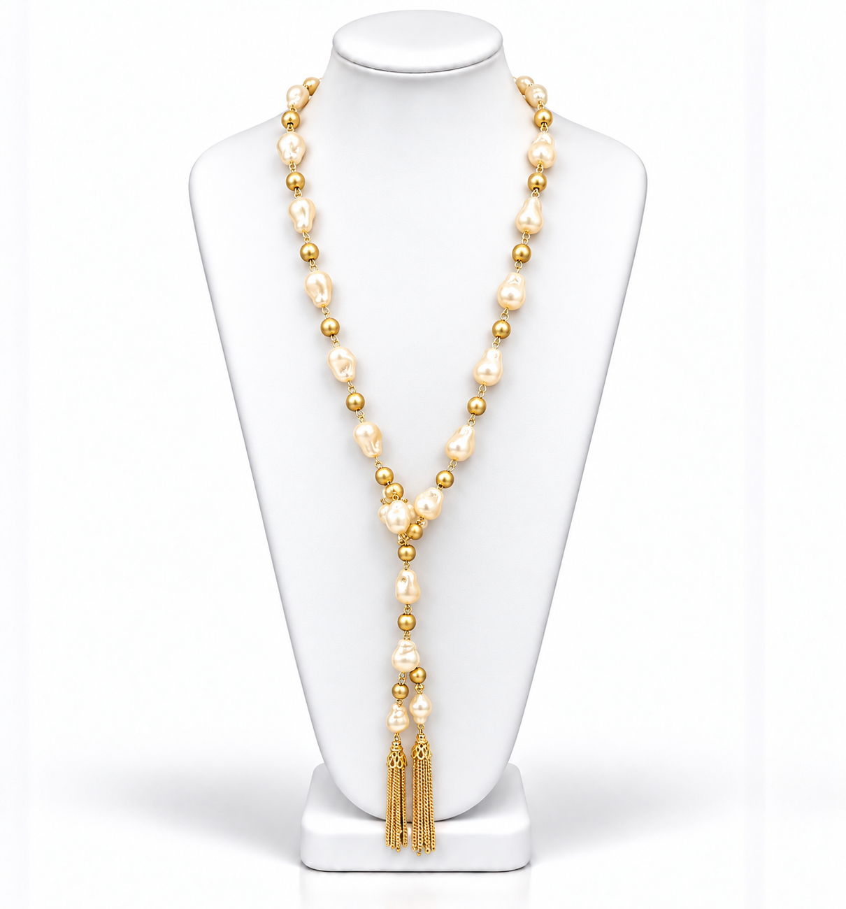 Colar dourado com pérolas e pingente longo em camadas, fecho discreto