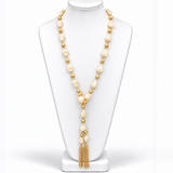 Colar dourado com pérolas e pingente longo em camadas, fecho discreto