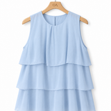 Blusa sem mangas azul-claro com camadas de babados e gola redonda