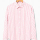 Camisa listrada vertical rosa e branca, gola com botões e punhos com acabamento.
