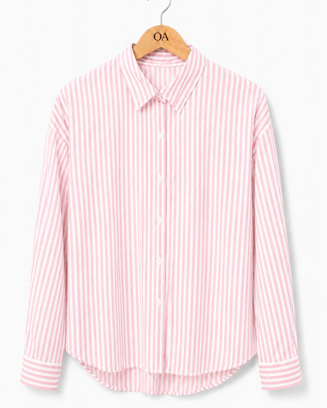 Camisa listrada vertical rosa e branca, gola com botões e punhos com acabamento.