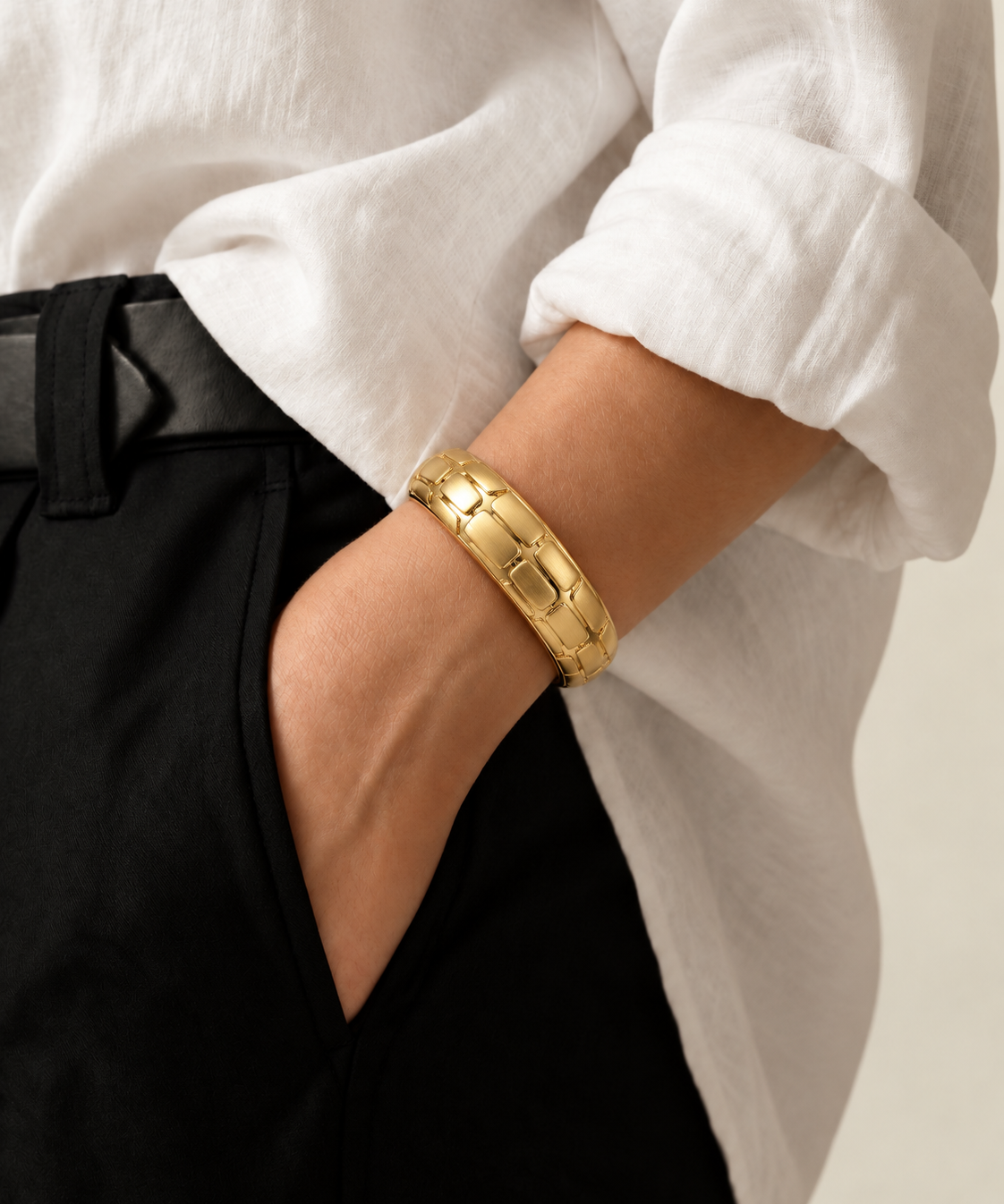 Bracelete Romênia dourado em pulso, com elos quadrados