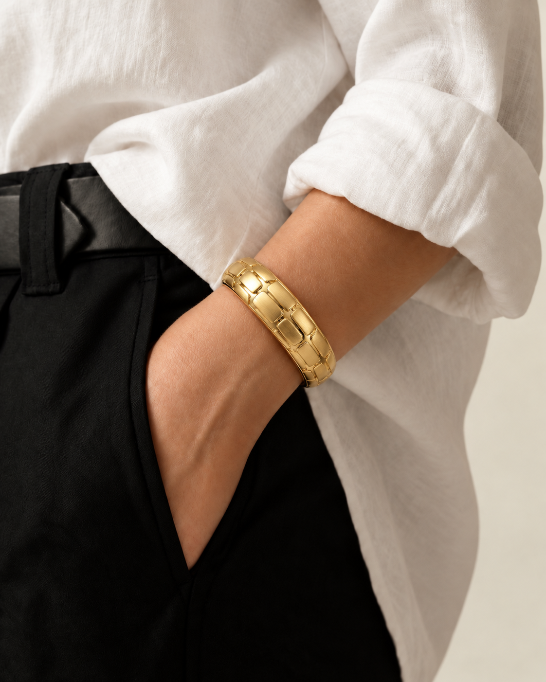 Bracelete Romênia dourado em pulso, com elos quadrados