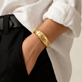 Bracelete Romênia dourado em pulso, com elos quadrados