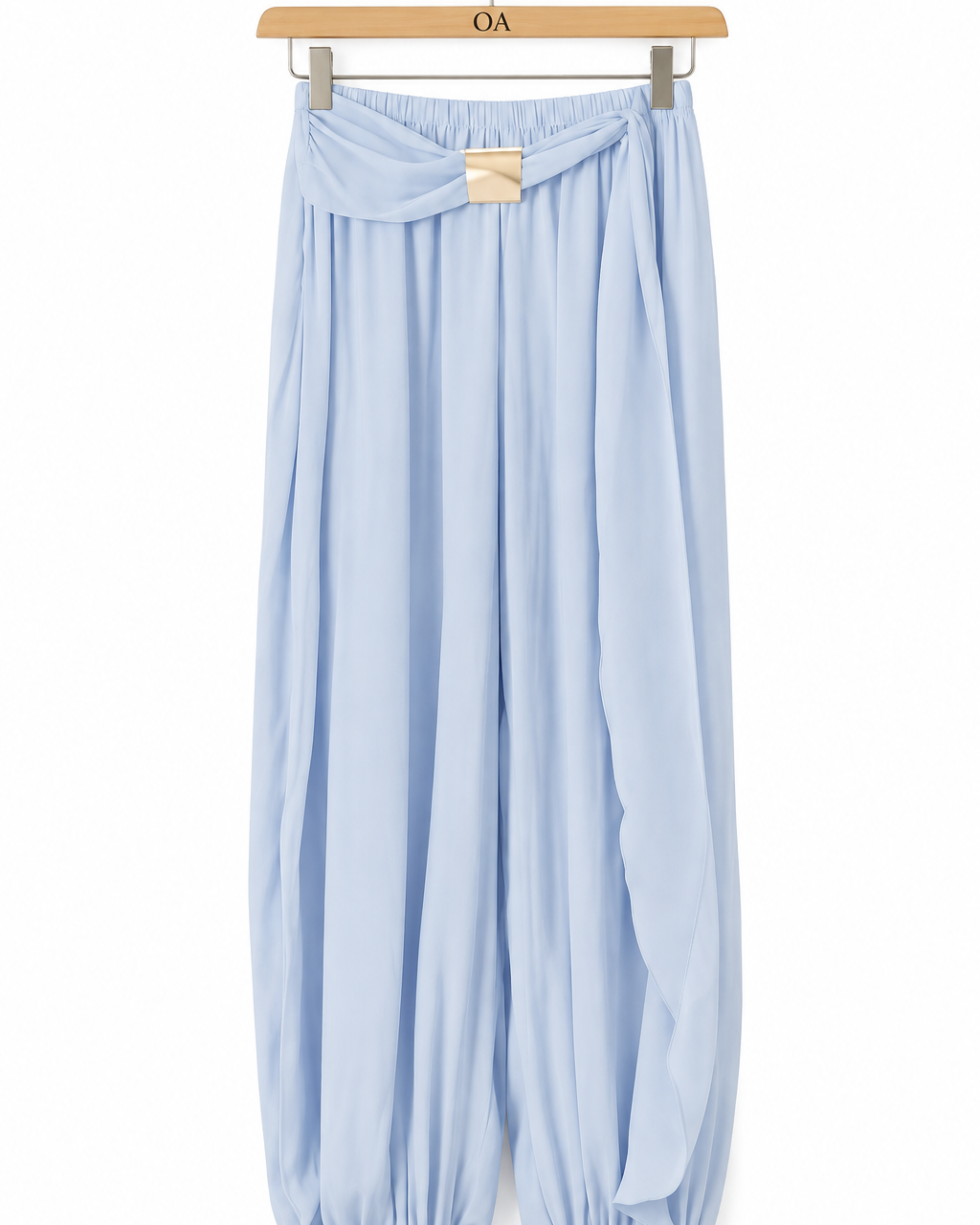 Calça azul clara com cós franzido e pernas amplas, elástico na barra