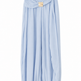 Calça azul clara com cós franzido e pernas amplas, elástico na barra