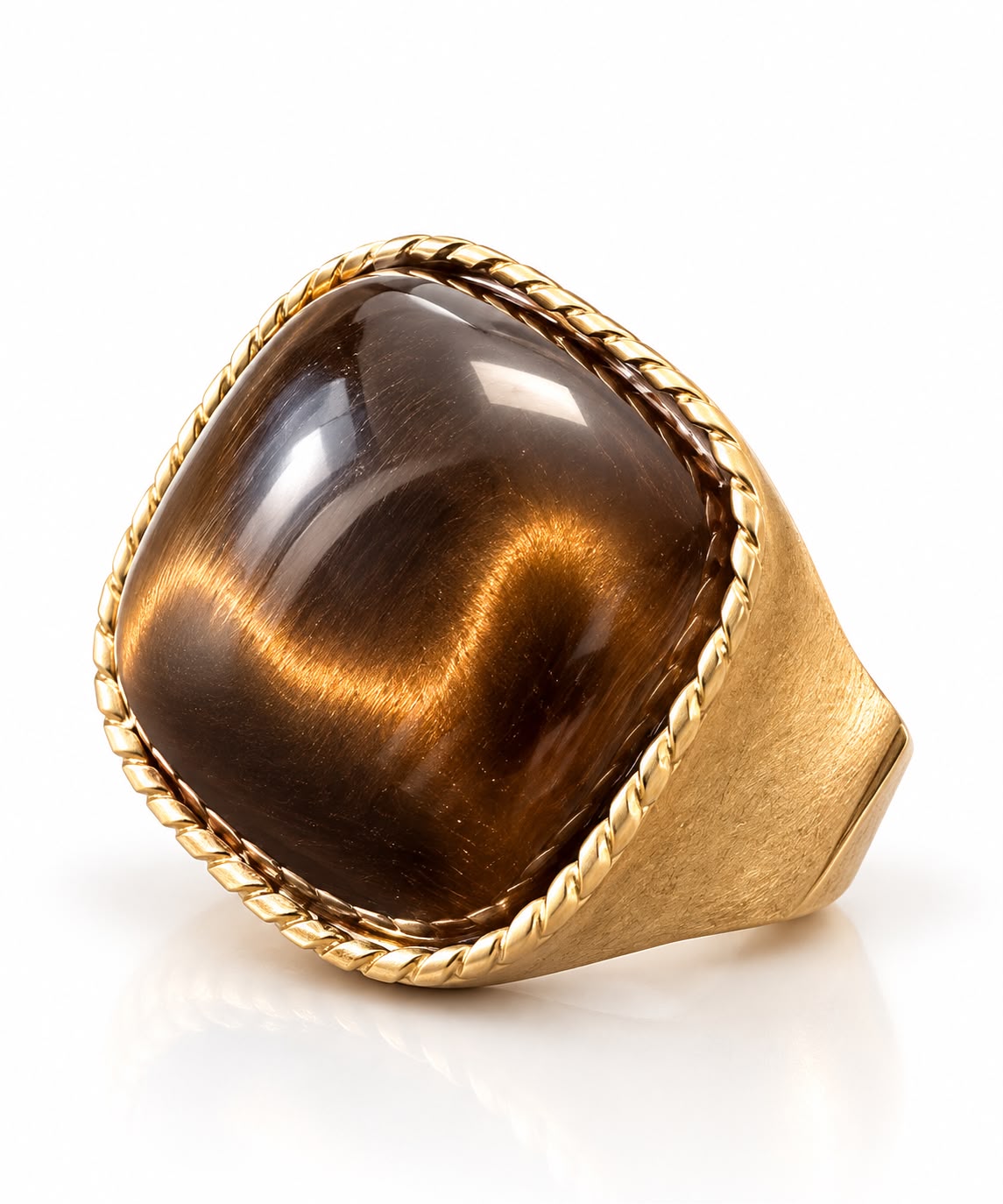 Anel dourado com pedra oval olho de tigre e aro trançado