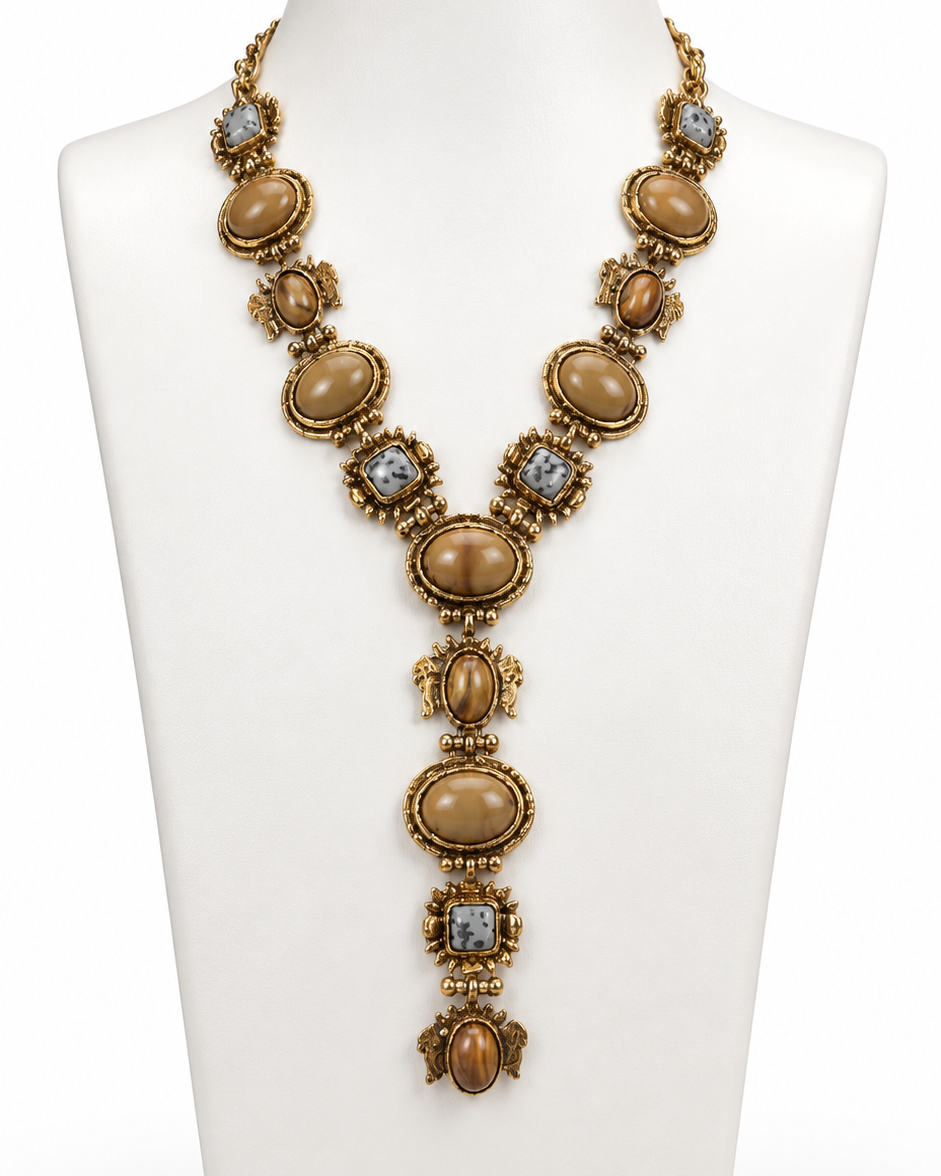 Colar Italia dourado com pingentes ovais e detalhes trabalhados, fecho longo
