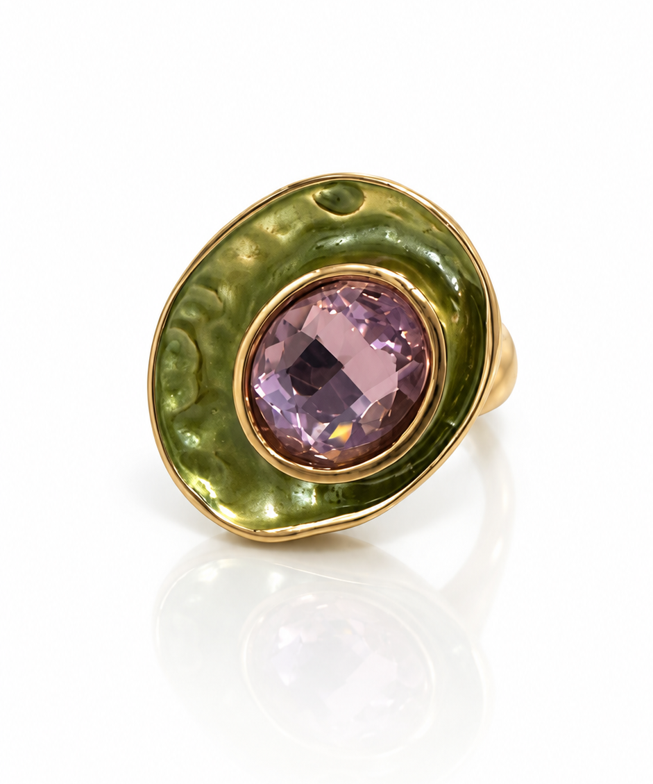 Anel dourado com pedra oval roxa e moldura floral