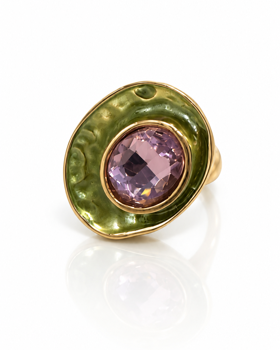 Anel dourado com pedra oval roxa e moldura floral