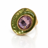 Anel dourado com pedra oval roxa e moldura floral