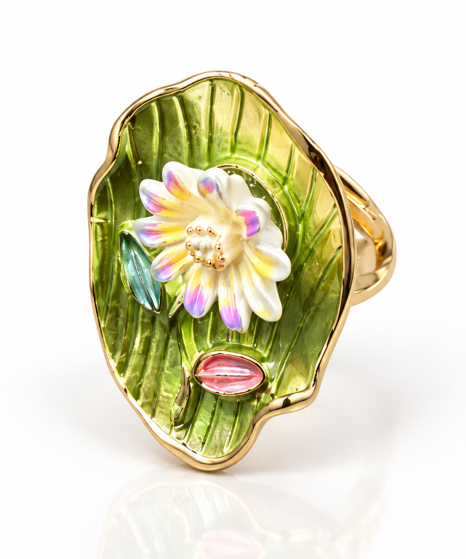 Anel dourado com folha verde, flor rosa e detalhe labial vermelho