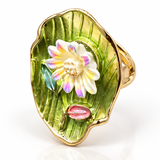 Anel dourado com folha verde, flor rosa e detalhe labial vermelho