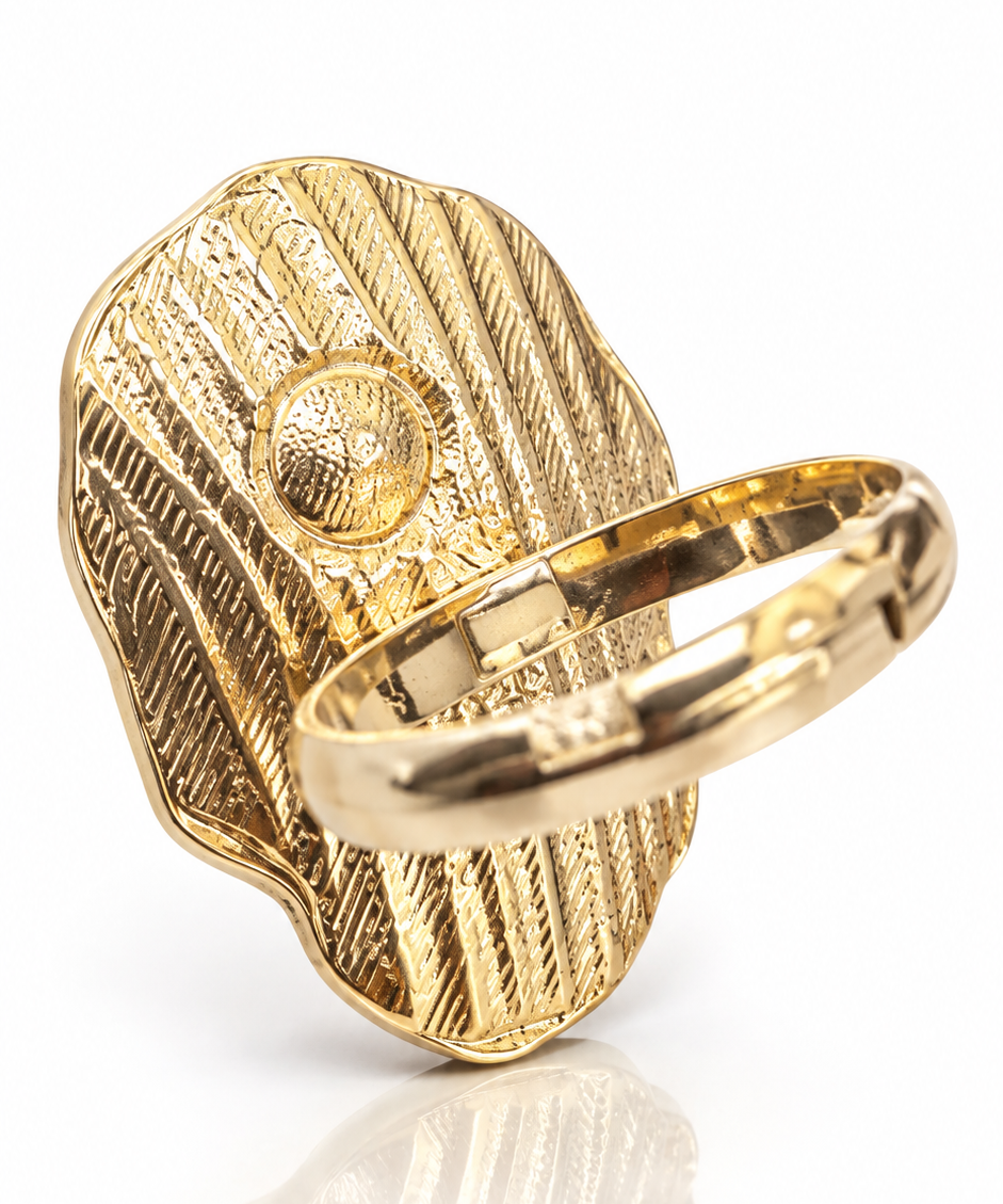 Anel dourado em formato de folha com detalhes gravados e flor central