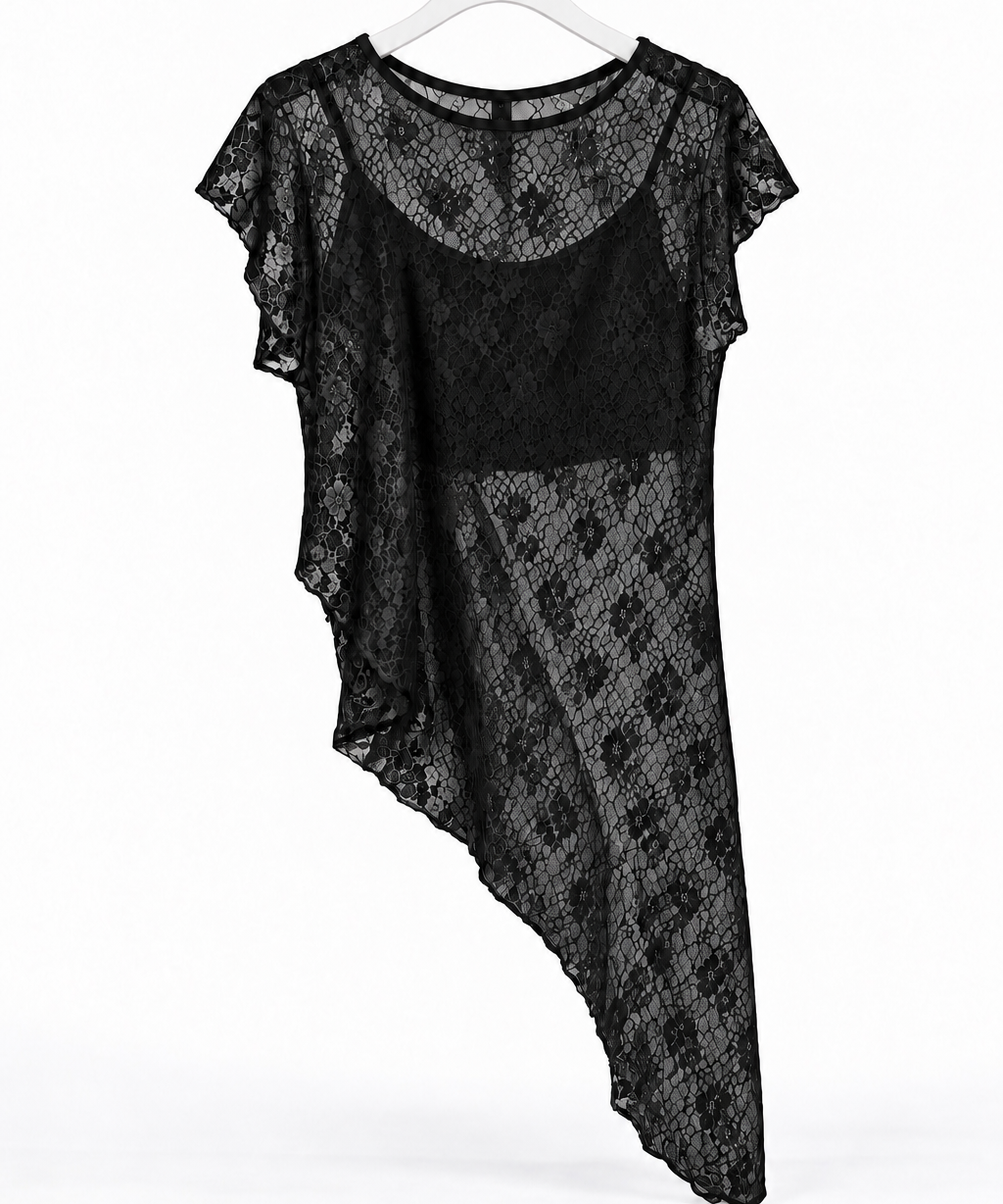 Blusa de renda preta, manga curta, decote redondo, caimento assimétrico