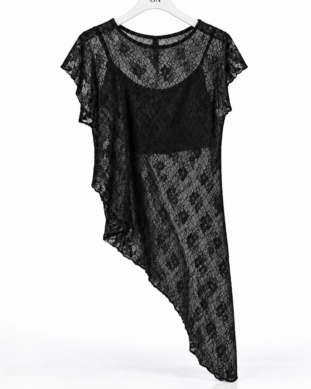Blusa de renda preta, manga curta, decote redondo, caimento assimétrico
