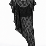Blusa de renda preta, manga curta, decote redondo, caimento assimétrico