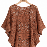 Blusa de crochê marrom com mangas amplas e motivos florais na frente