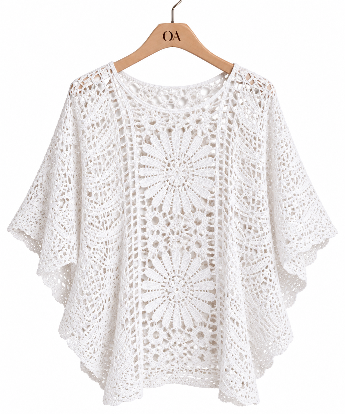 Blusa de crochê branca com mangas amplas e detalhes rendados em flor