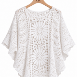 Blusa de crochê branca com mangas amplas e detalhes rendados em flor