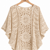 Blusa de crochê bege com mangas amplas e painéis quadriculados com flores