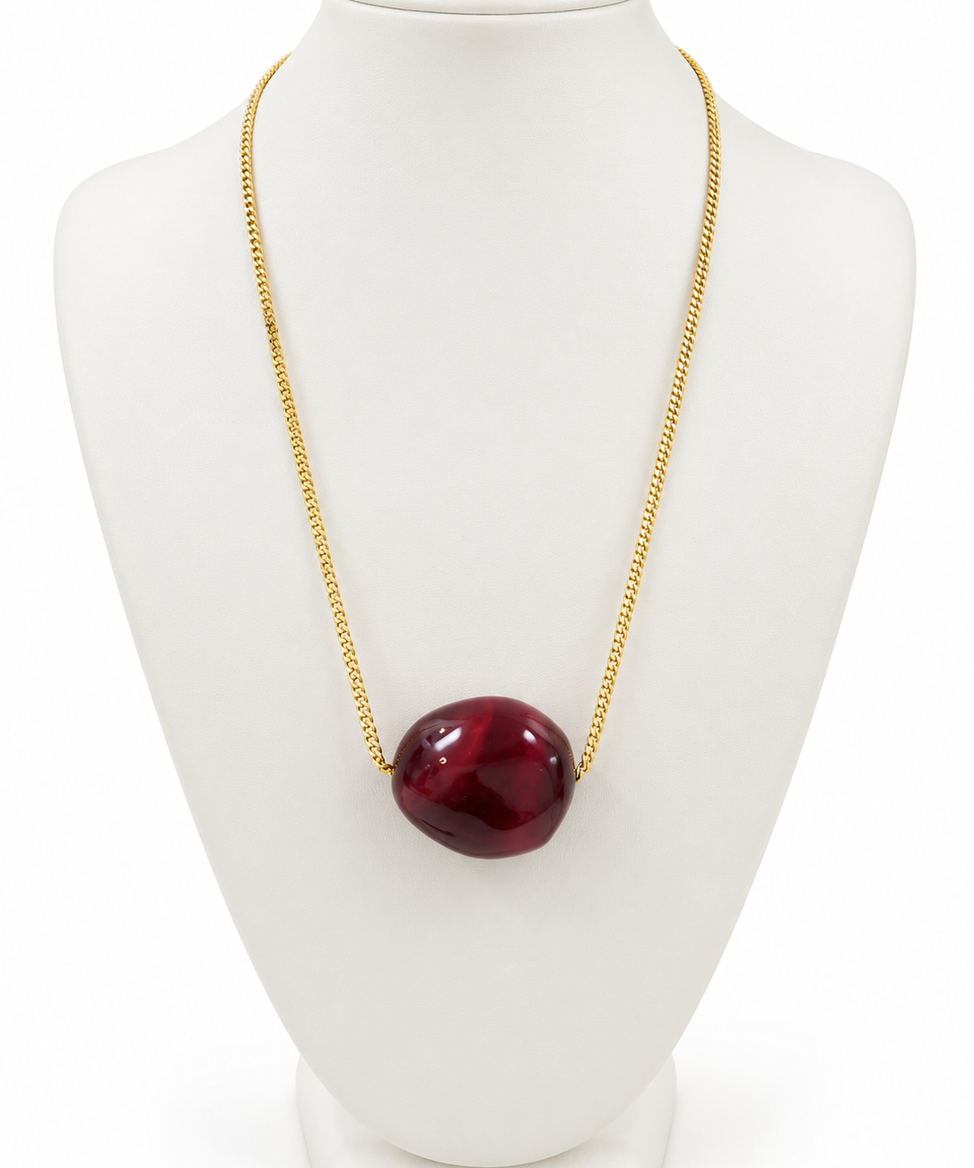 Colar de corrente dourada com pingente vermelho oval