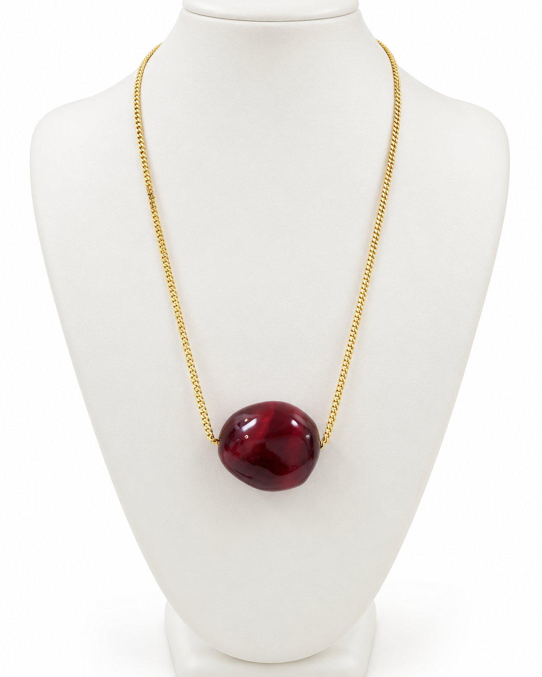 Colar de corrente dourada com pingente vermelho oval