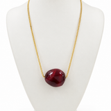 Colar de corrente dourada com pingente vermelho oval