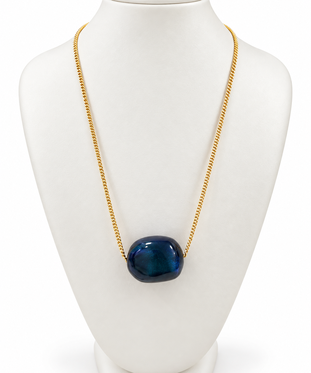 Colar de corrente dourada com pingente azul oval