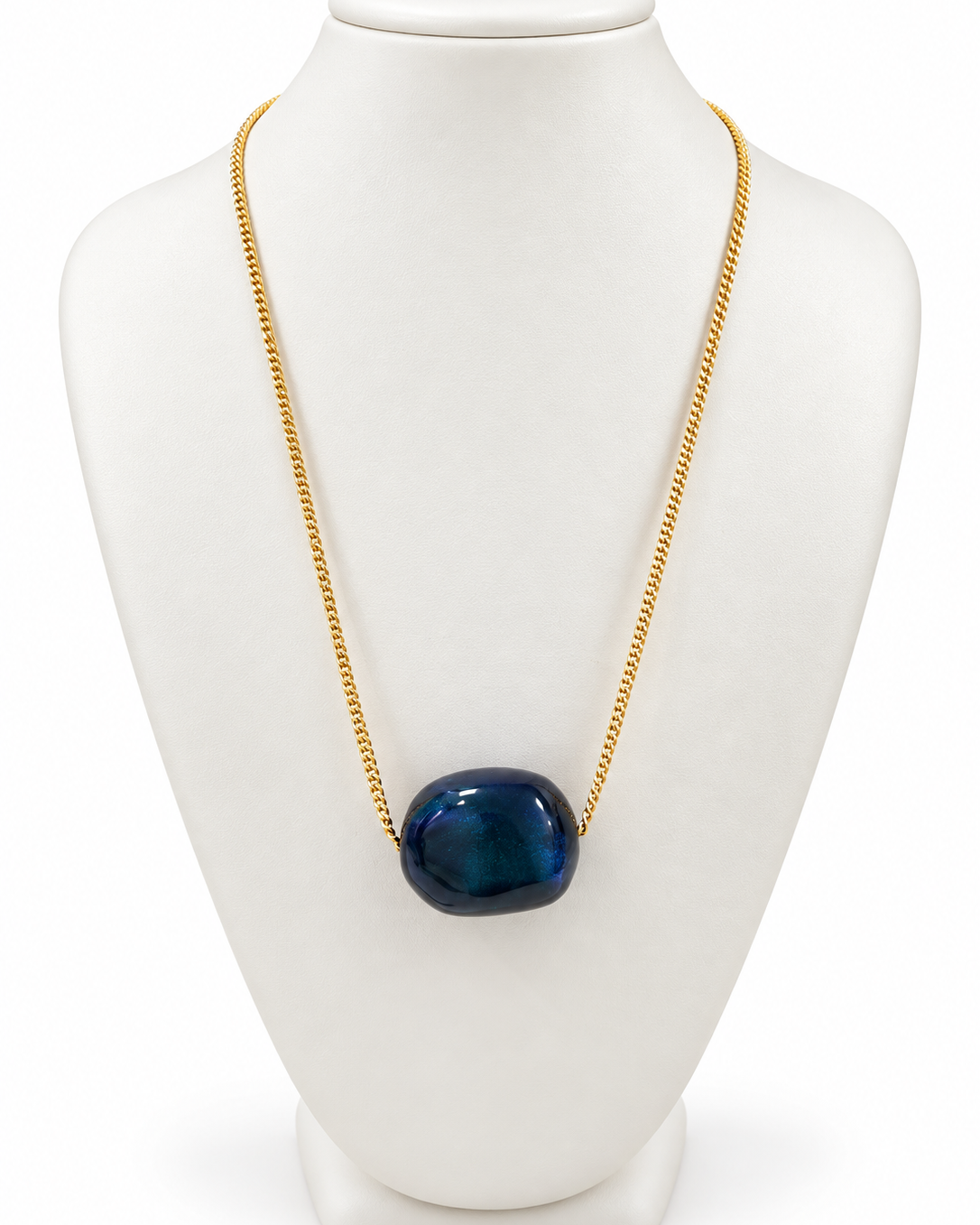 Colar de corrente dourada com pingente azul oval