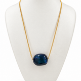 Colar de corrente dourada com pingente azul oval
