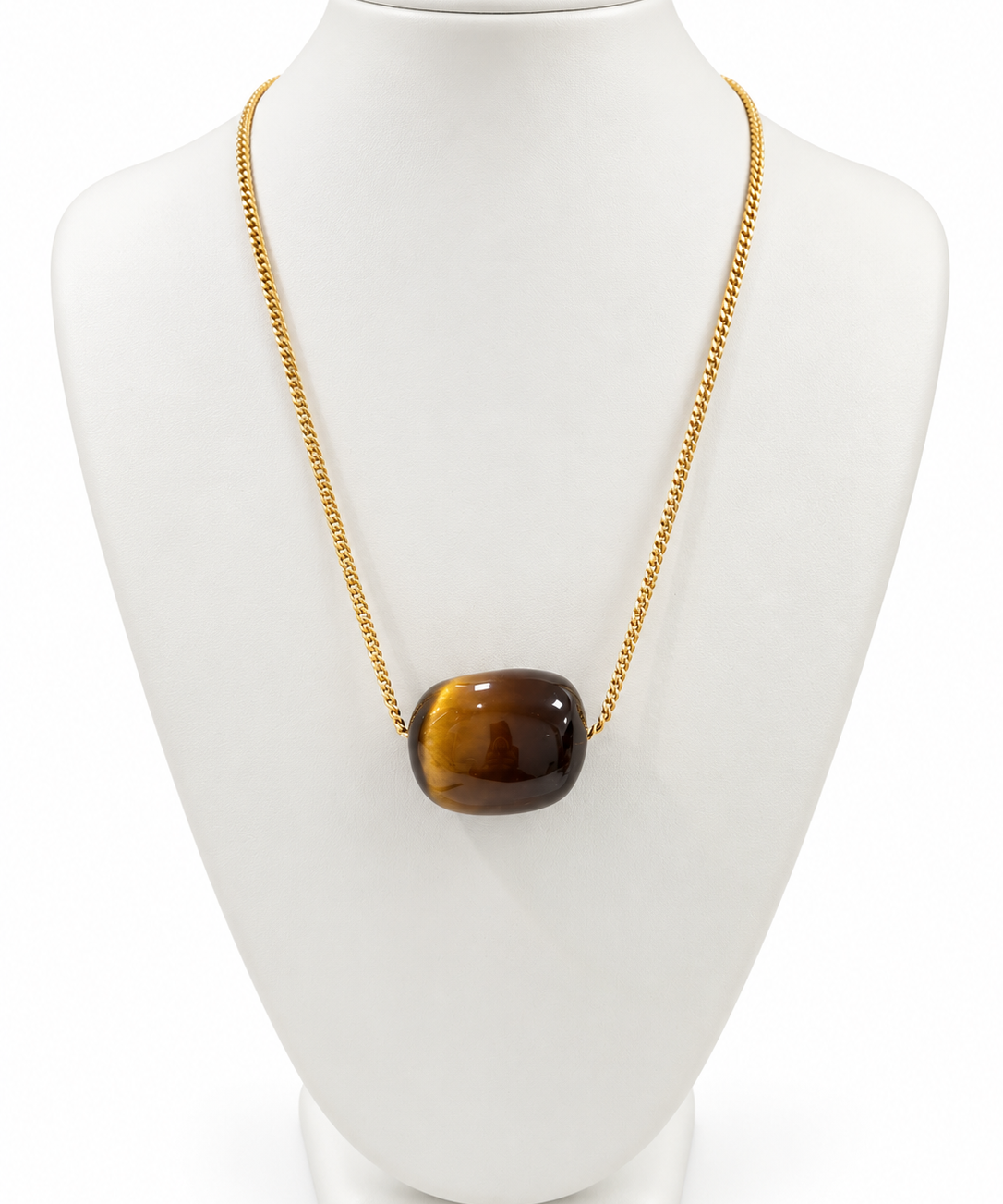 Colar de corrente dourada com pingente olho de tigre oval