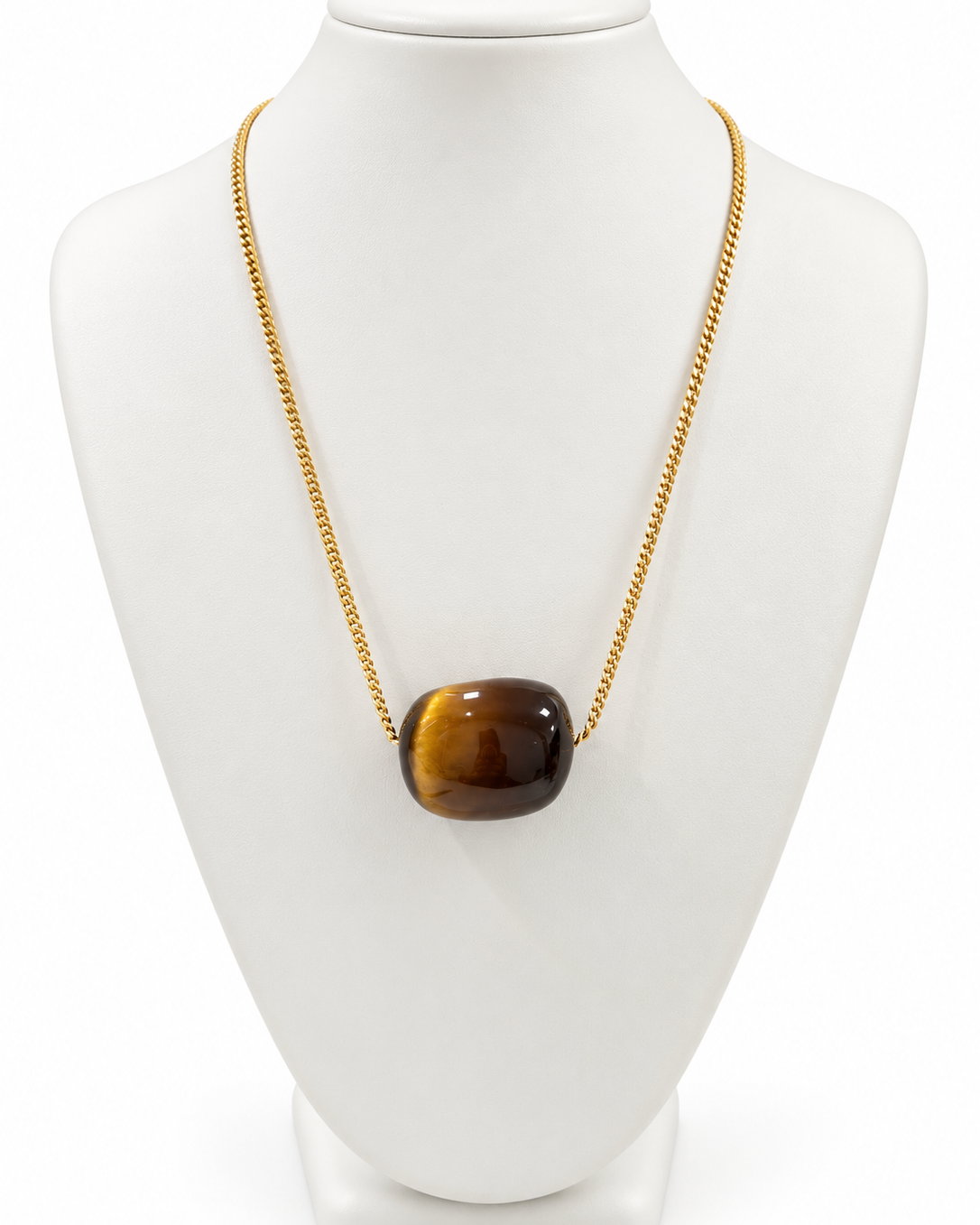 Colar de corrente dourada com pingente olho de tigre oval