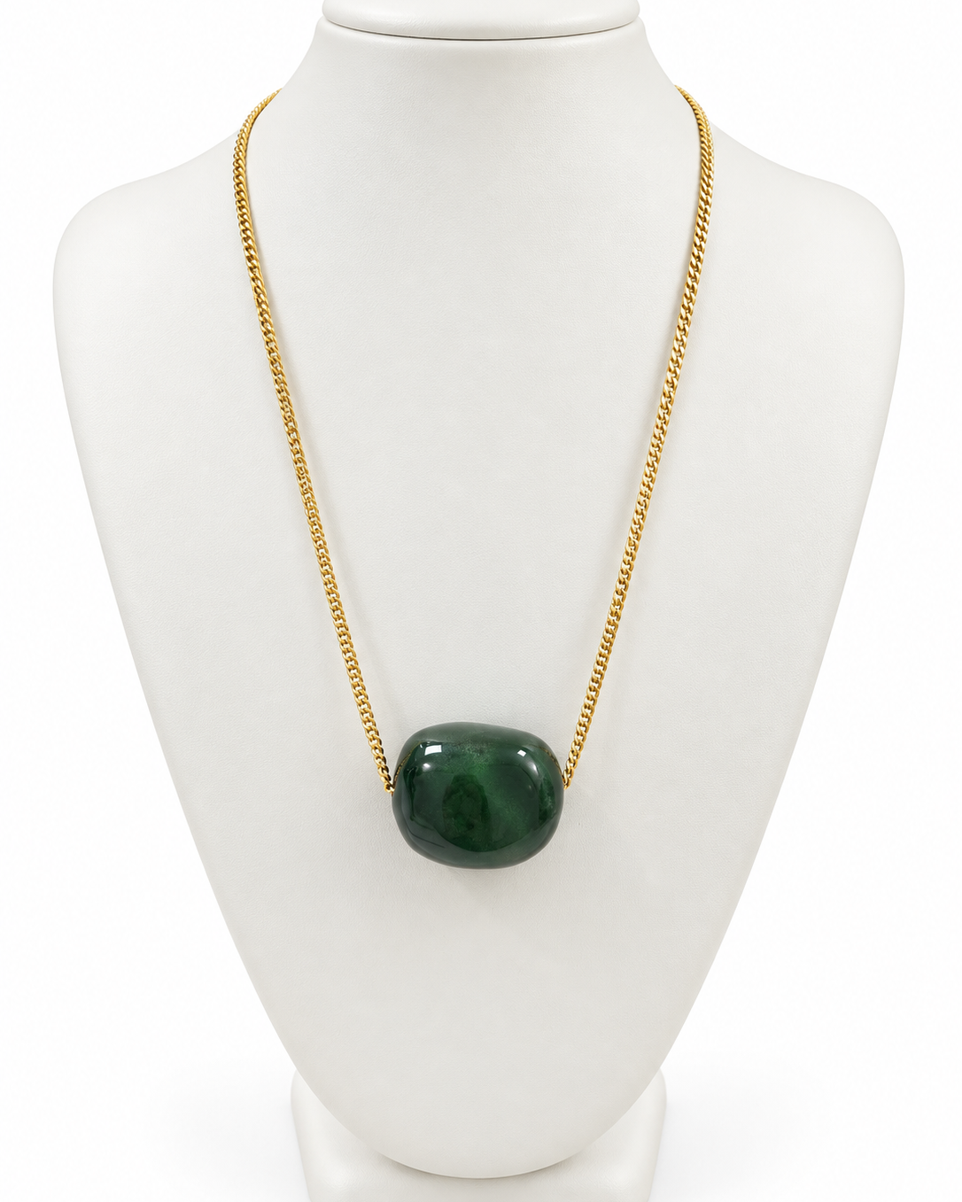 Colar de corrente dourada com pingente verde oval