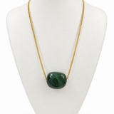 Colar de corrente dourada com pingente verde oval