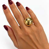 Anel dourado Claire Baby com esfera lisa polida