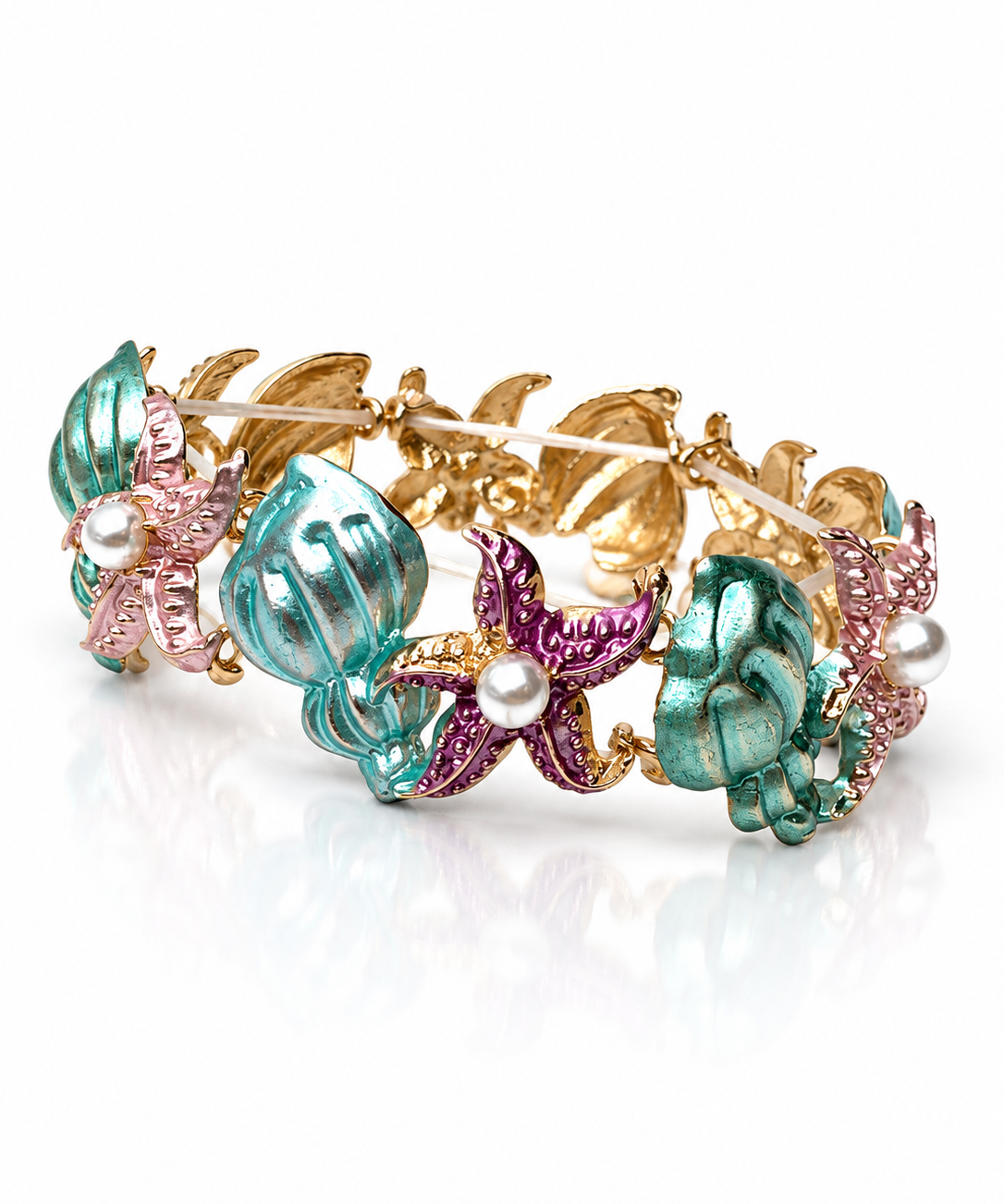 Pulseira dourada com berloques coloridos, esmalte azul e rosa, e pérolas brancas
